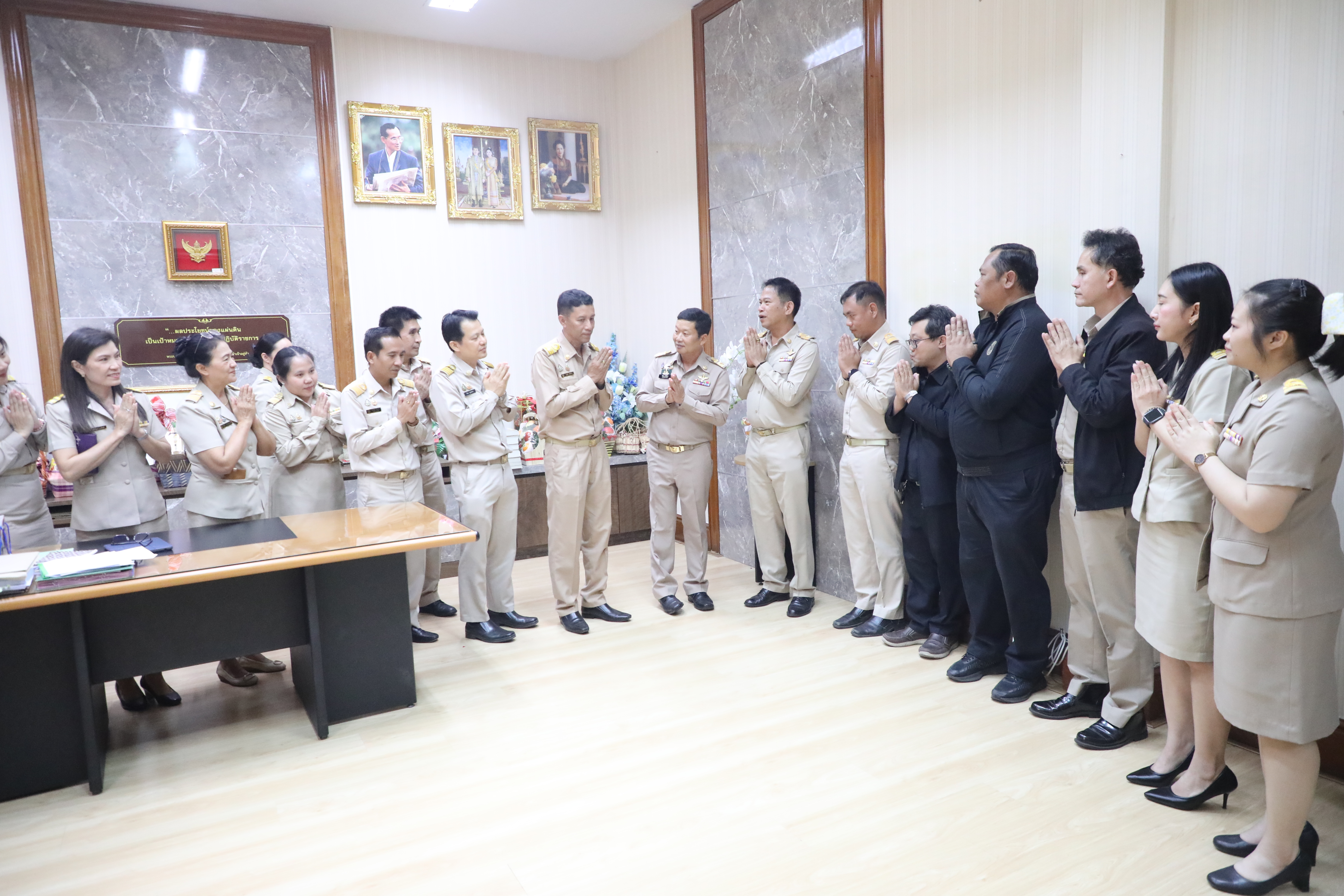 title - ส.ป.ก. ร่วมกัน สวัสดีปีใหม่ ผู้บริหารสำนักงานการปฏิรูปที่ดินเพื่อเกษตรกรรม พร้อมรับพรต้อนรับปีใหม่ 2569